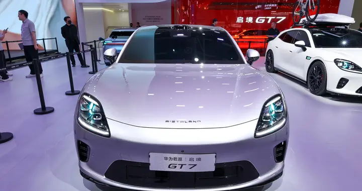 20万级纯电轿跑，标配华为ADS 5+双腔空悬，体验启境GT7
