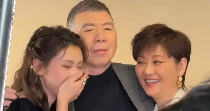 冯小刚一家拍全家福杂志，徐朵越长越像徐帆，牙齿再遭热议