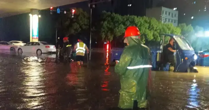 荆州遭受73年来最强暴雨，全民同心抗暴雨洪峰，千年古城挺住！