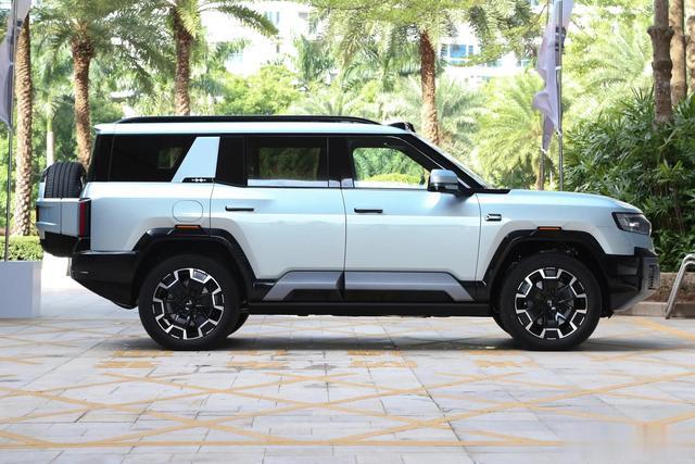 长近5米2，4.8秒破百，华为智驾+非承载车身+两把锁，放弃普拉多