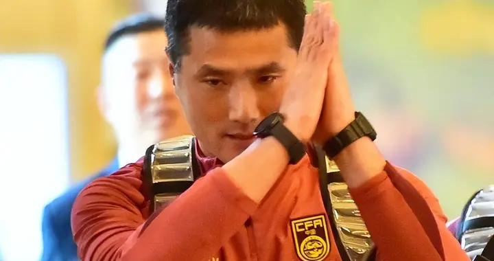 国足热身惨不忍睹，邵佳一却帅位无忧！只因这三道“护身符”！