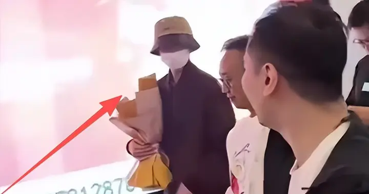 吴宜泽已回国！对比他与赵心童的接机待遇，同为冠军差距一目了然