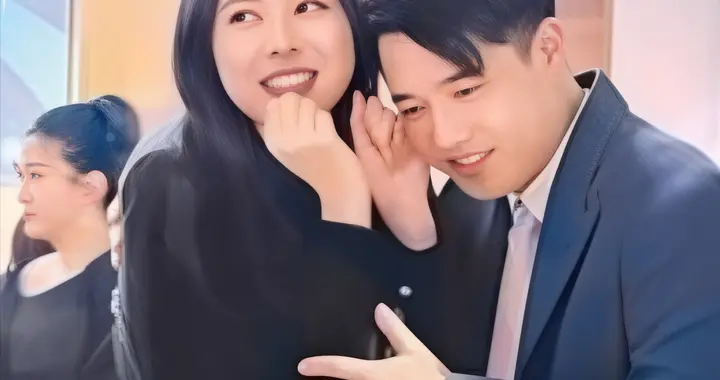 何猷亨与新女友近照曝光，相互依偎笑得甜蜜，女方一头长发好斯文