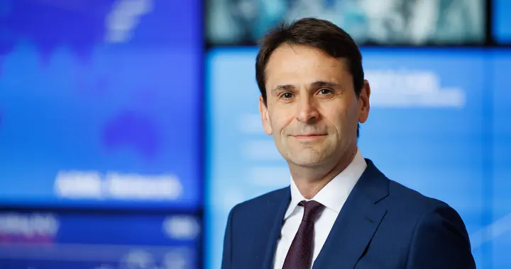 美媒彻底破防！阿斯麦裁掉了1700名欧美人，却不敢动中国团队一毫