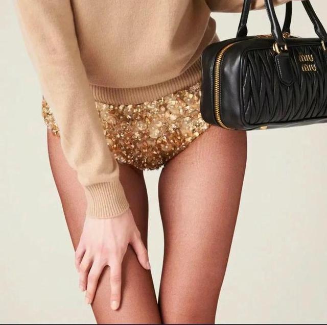 杨幂4万镶钻内裤引热议：时尚还是炫富