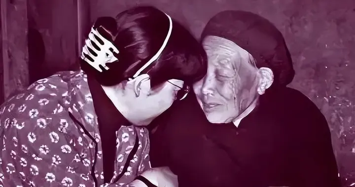 被日军关进小屋后，16岁女孩被活活咬了一口，日军拍手叫好