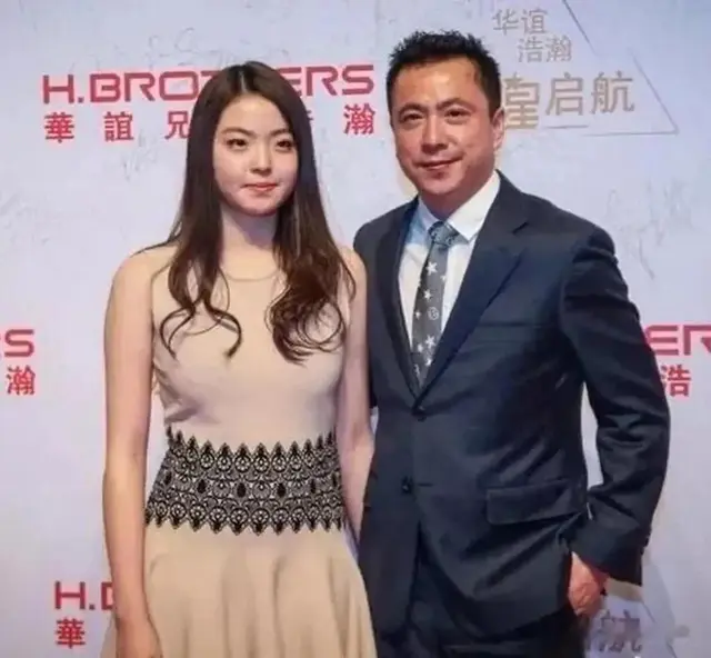 华谊千金王文也海岛落日拥吻订婚 天价钻戒引爆豪门热议