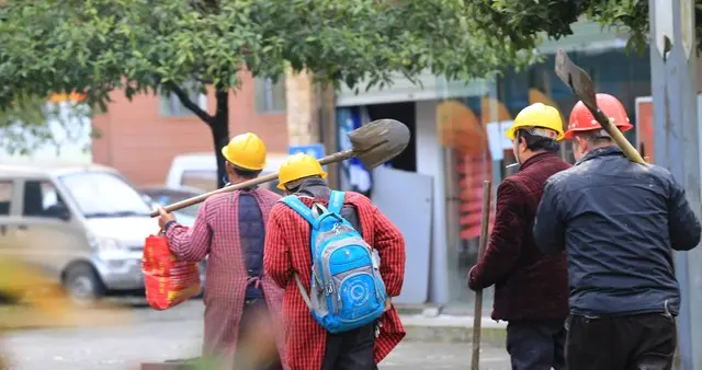 如今县城的工资开始崩塌，年轻人还回得去吗？