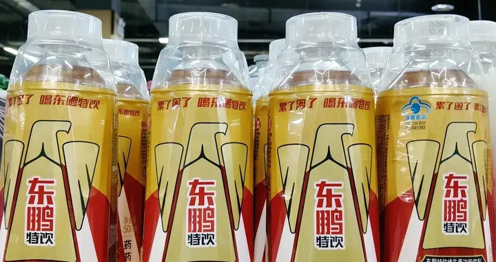 祛魅时刻：东鹏饮料大跌5.9%背后的护城河裂缝与增长拷问