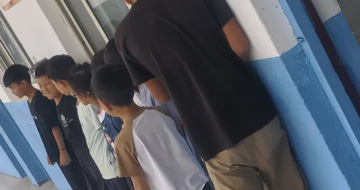老师给学生买了根冰糕，学生吃过后肚子疼，从此他再也不敢买了
