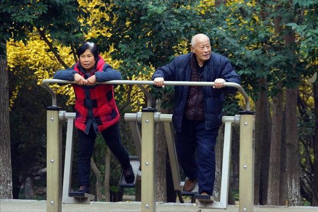 天冷多久运动一次比较好？医生：不想折寿，老年人运动重视这3点
