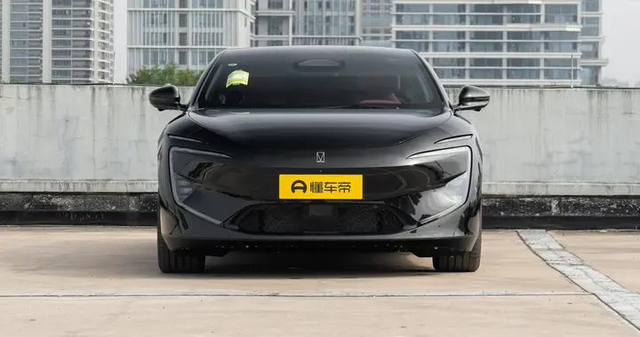 2026款阿维塔12：豪华纯电轿车的新选择，均衡实用家用车