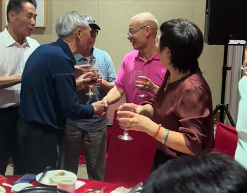 瑾汐爷爷带兄弟齐敬酒，给足陈爸陈妈面子，大姐曝自己的国外餐厅