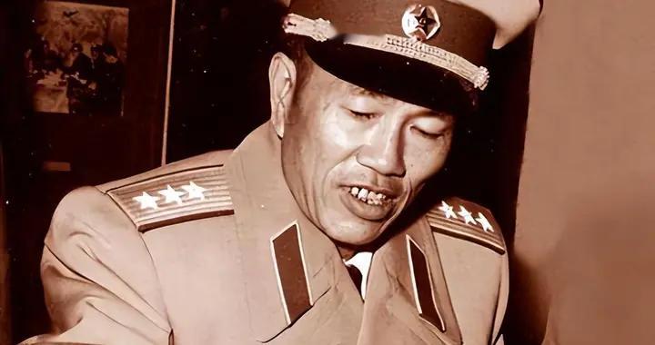 邓华从军队调往地方工作后，可老战友们没有忘记他，纷纷前来看望