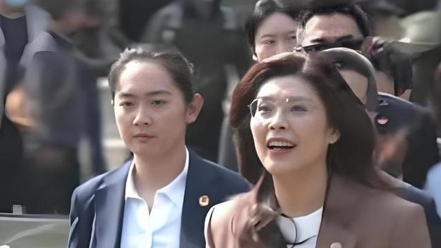 东方萤：那个站在郑丽文身后半步的女保镖