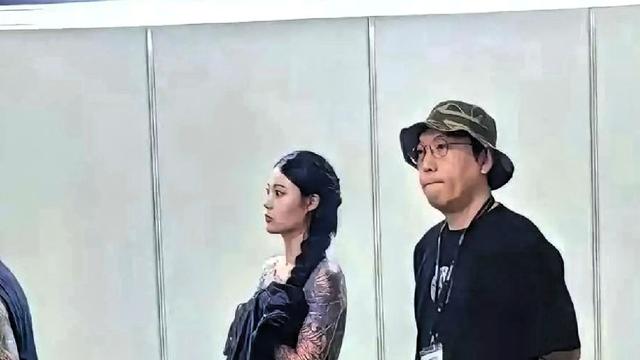 懒散云：是为了回头率超高了，纹身不穿裤子