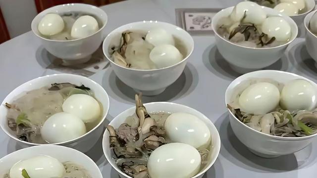 庄里靓女：不来点开胃小菜或小咸菜，这样直