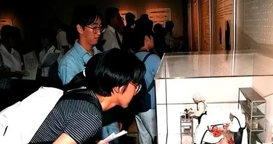 1938年，为了满足自己对女性生殖构造的好奇心