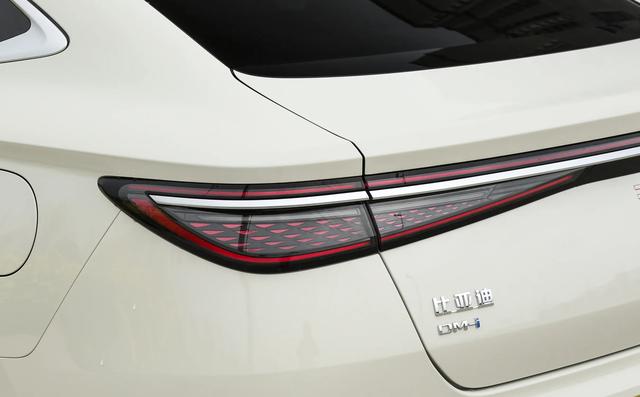 比亚迪重重一击！长近5米，降至10.98万，油耗1.01L，迈腾不香了