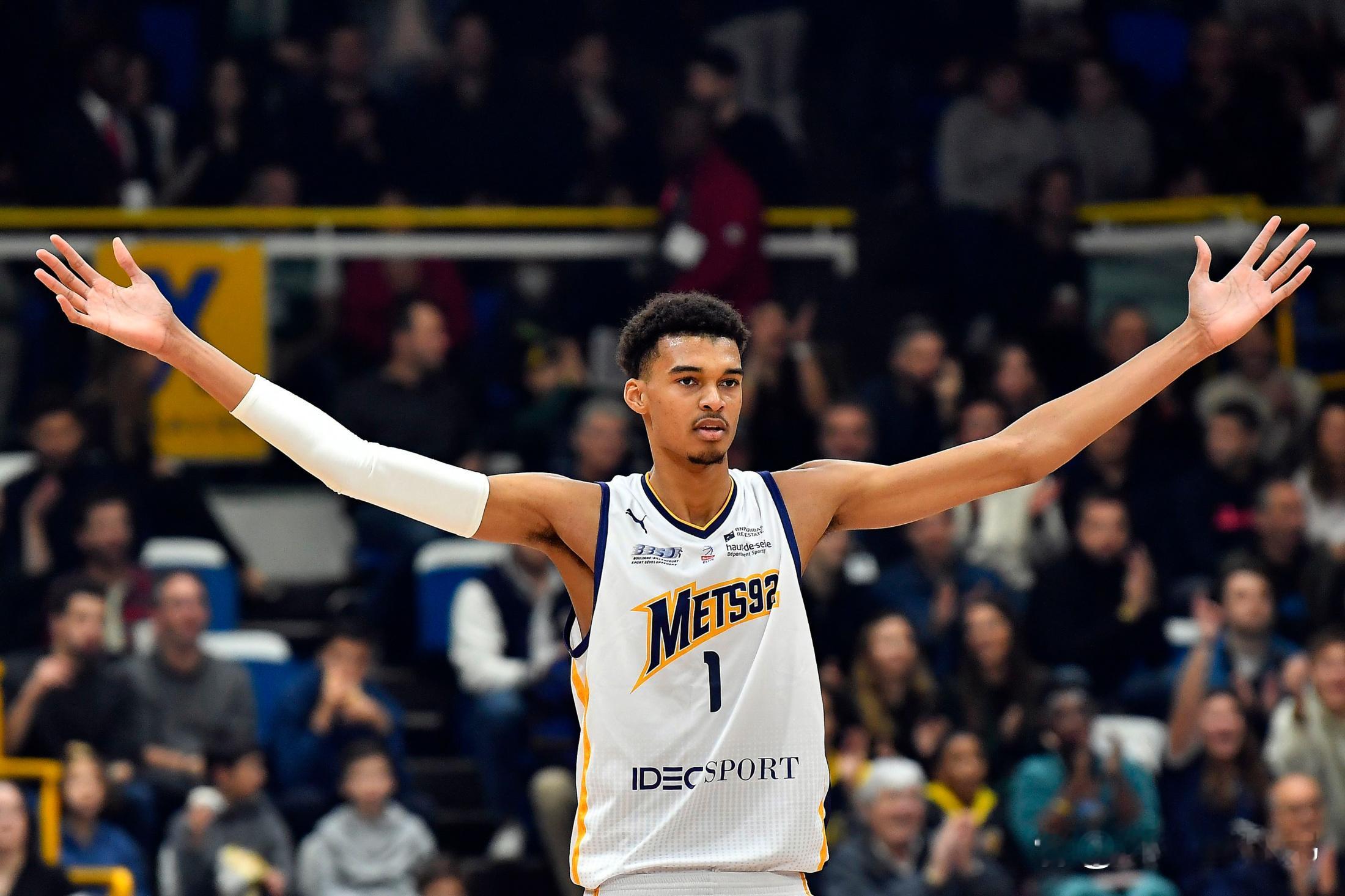 文班亚马竟然口出狂言，他认为自己可以在NBA中单场砍下100分。联想到...
