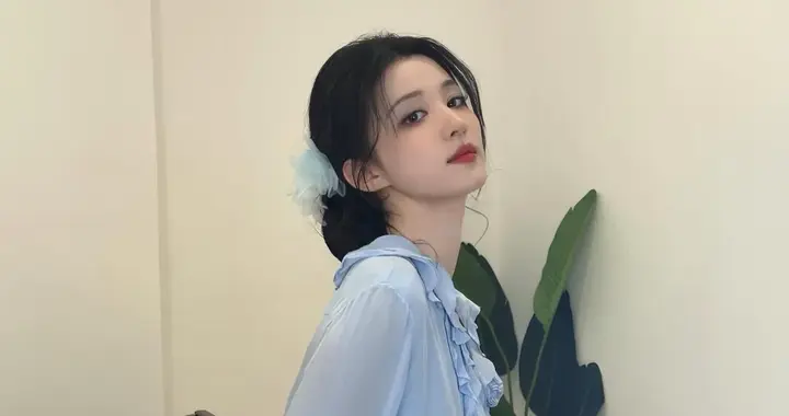 王楚然私服穿搭真时髦！蓝色荷叶边连衣裙+粉色德训鞋 减龄又高级