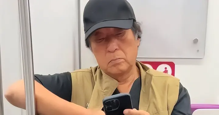 折腾半生倾家荡产，77岁牛群近况曝光，被美国毕业的儿子这样对待