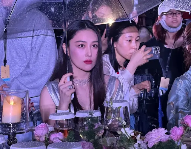 南昌这晚：明星穿礼服雨中打伞吃“早餐”，张馨予高曙光直接黑脸