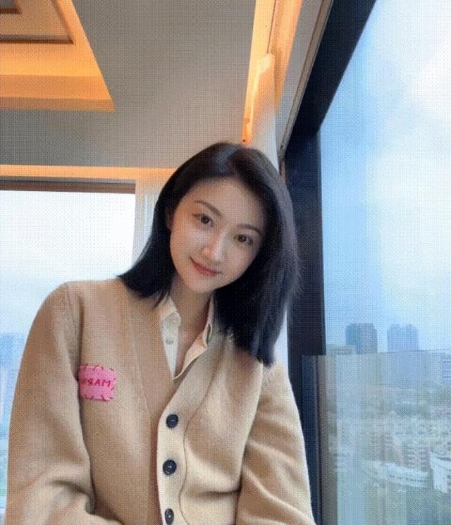 景甜腿部做手术住院，她素颜出镜报平安，她大口的吃扯面让人心疼