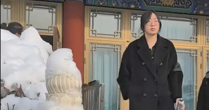 聂卫平女儿悲痛欲绝，眼泪夺眶而出，灵堂外鞠躬致谢！