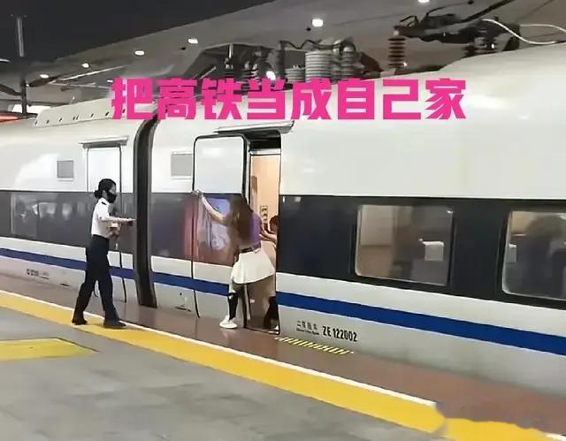 突发！白短裙女子伸腿阻止高铁关门，工作人员拉不住，结局亮了