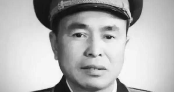 八路军团长吴诚忠，与敌人一个营相遇，迎上去说：你们营长呢？