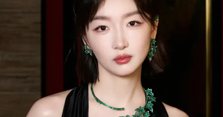周冬雨，亮眼的绿色系珠宝首饰。