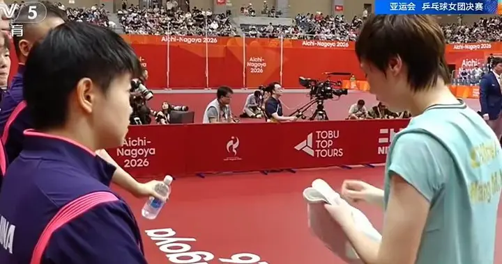 3-2！王曼昱险胜张本美和，马琳和孙颖莎场边指导，互助友爱