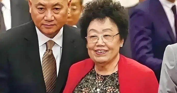陈丽华告别仪式举行，迟重瑞87年春晚照曝光，才懂女首富为啥心动
