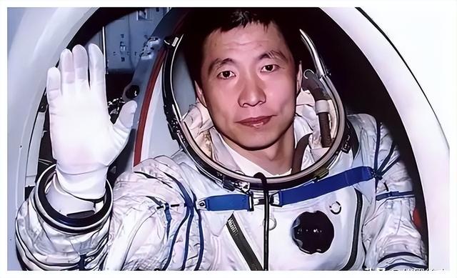 神舟十八已返回，三名航天员400斤排泄物，怎么处理？带回地球吗