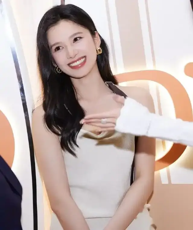 惊！张婧仪深圳活动生图流出，挂脖露背裙温柔到窒息