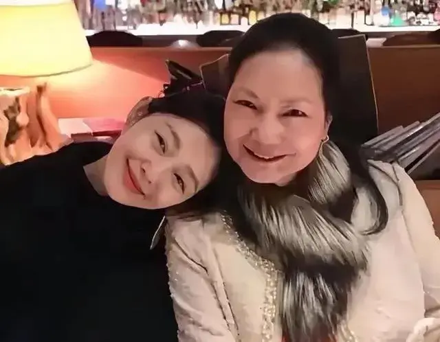 台媒曝S妈因心脏疼痛呼吸困难被送往急诊，知情人透露更多细节
