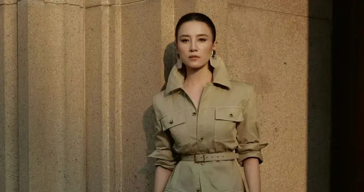 宋佳，墨镜西装，真是又酷又美 ​​​