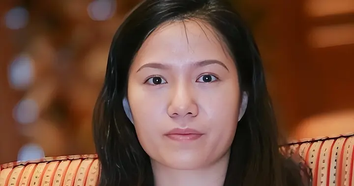 杨振宁离世7个月，翁帆近况被爆，短发骑马喝酒很潇洒