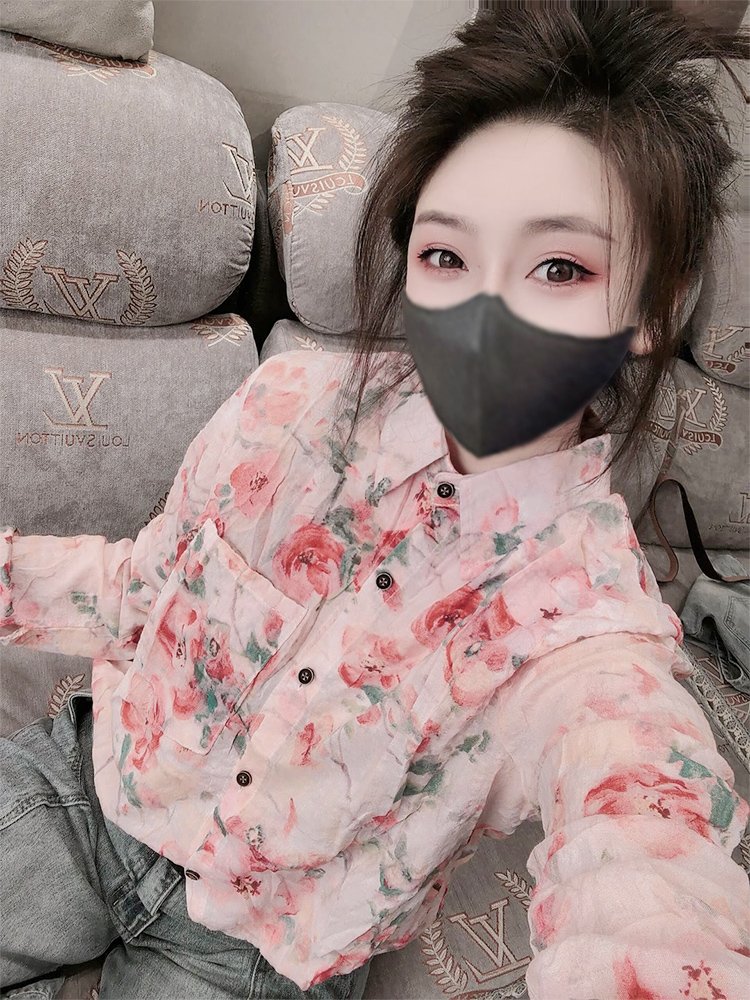 内搭叠穿粉色碎花衬衫上衣