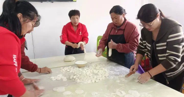 荥阳市汜水镇东沟村：饺子飘香锣鼓响 敬老情暖老人心