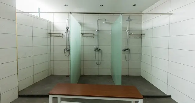 女子健身房裸浴遭外卖员闯入20秒，索赔300元反被骂