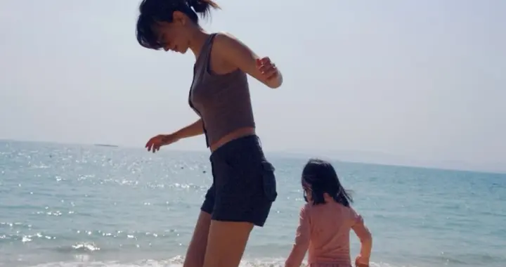 卢靖姗与儿女海边游玩，身材恢复太好，3岁女儿长的又高腿又长