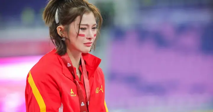 真的痛，吴艳妮拿银牌痛哭，栏架间没有甜蜜爱情，4年后再争金牌