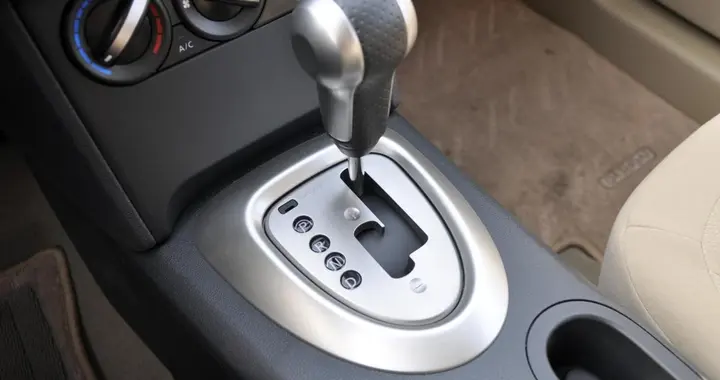 为什么自动挡车前进挡向后拉，倒车挡反而向前推？