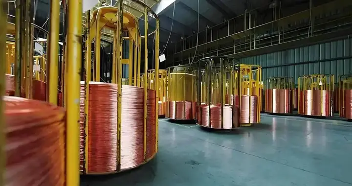 美国关税玩砸了！囤铜120万吨堆满仓库，本土工厂却缺原料停工