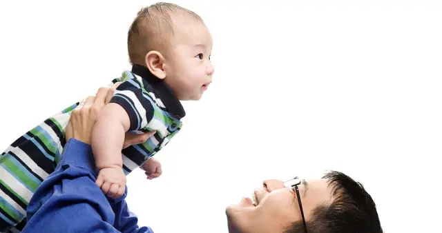 “邪修带娃”：年轻父母另类育儿智慧与焦虑的幽默解构