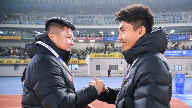 球迷中国：比赛的终场哨声刚刚吹响，青岛西