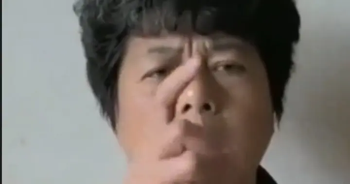 44岁独居儿子重病昏迷，七旬母亲取钱救命却被规则死死卡住
