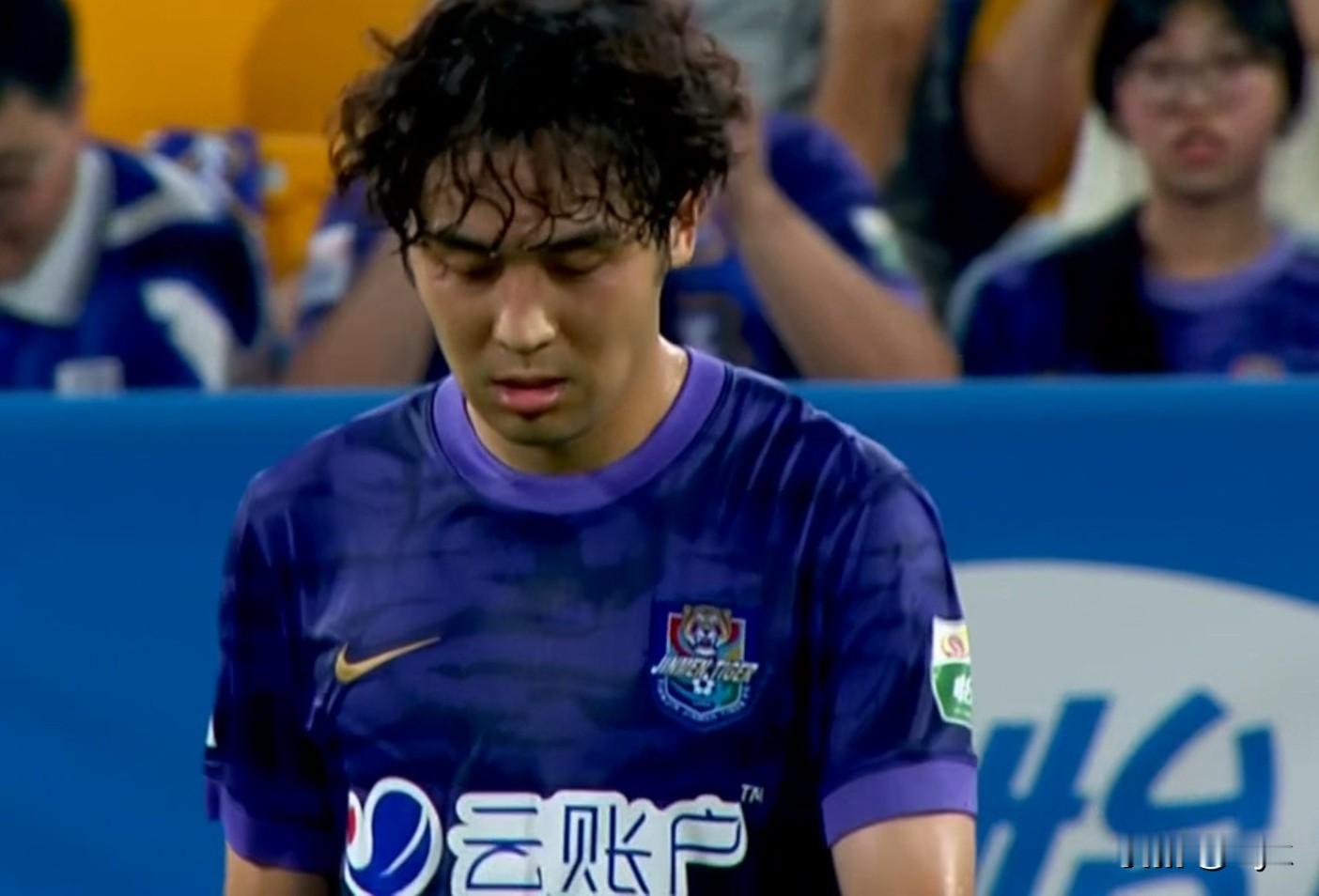 从0-2落后到3-2绝杀翻盘，津门球迷集体狂欢，四连胜到手，保级压力烟...